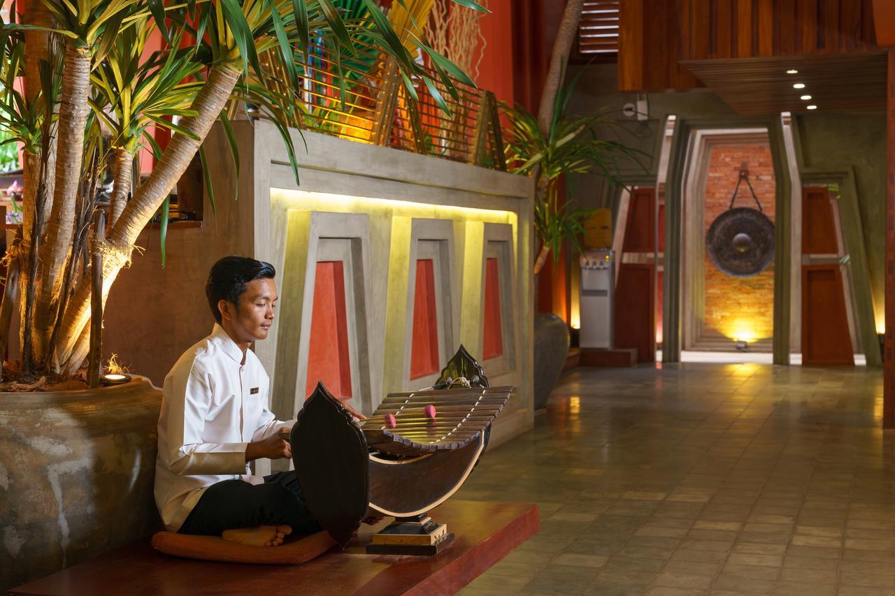 Golden Temple Residence Siem Reap Eksteriør billede Thai musician playing the khene