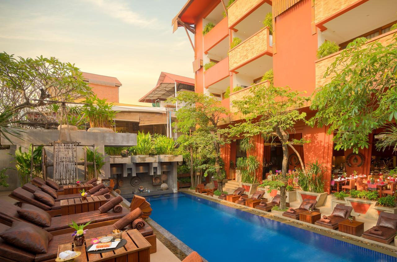 Golden Temple Residence Siem Reap Eksteriør billede The pool at the hotel