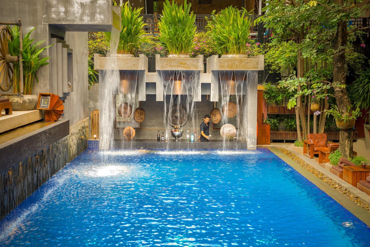 Golden Temple Residence Siem Reap Eksteriør billede A swimming pool with a waterfall