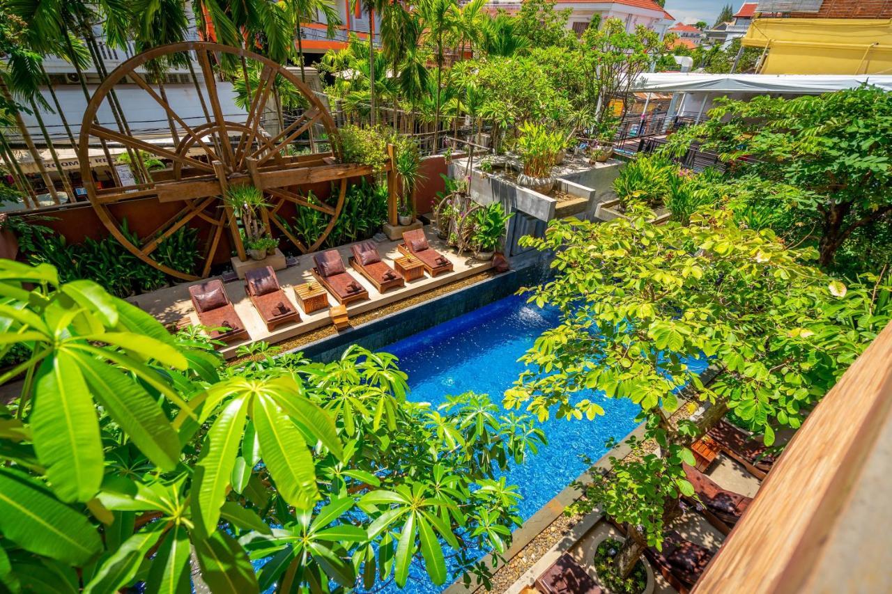 Golden Temple Residence Siem Reap Eksteriør billede The swimming pool at the hotel
